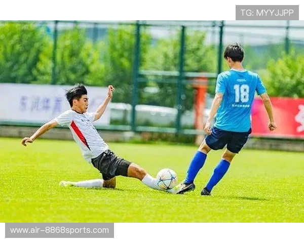 足球传奇同框 燃情对决震撼合影 展现超凡实力与球场风采