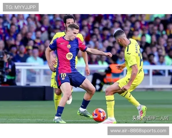 足球场上戴帽子球星闪耀全场展现非凡实力震撼观众